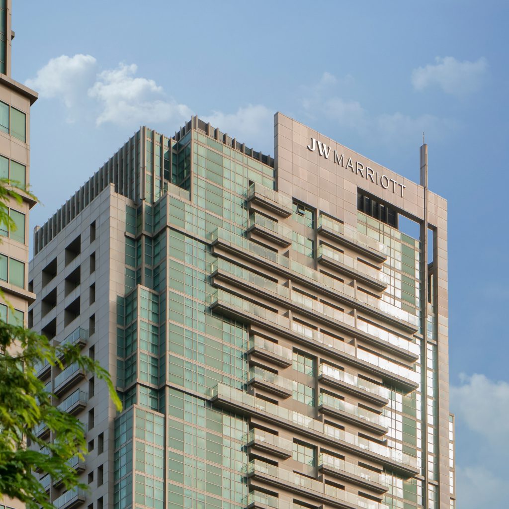 JW Marriott Hotel & Suites Saigon - Khách sạn Sài Gòn xem diễu binh