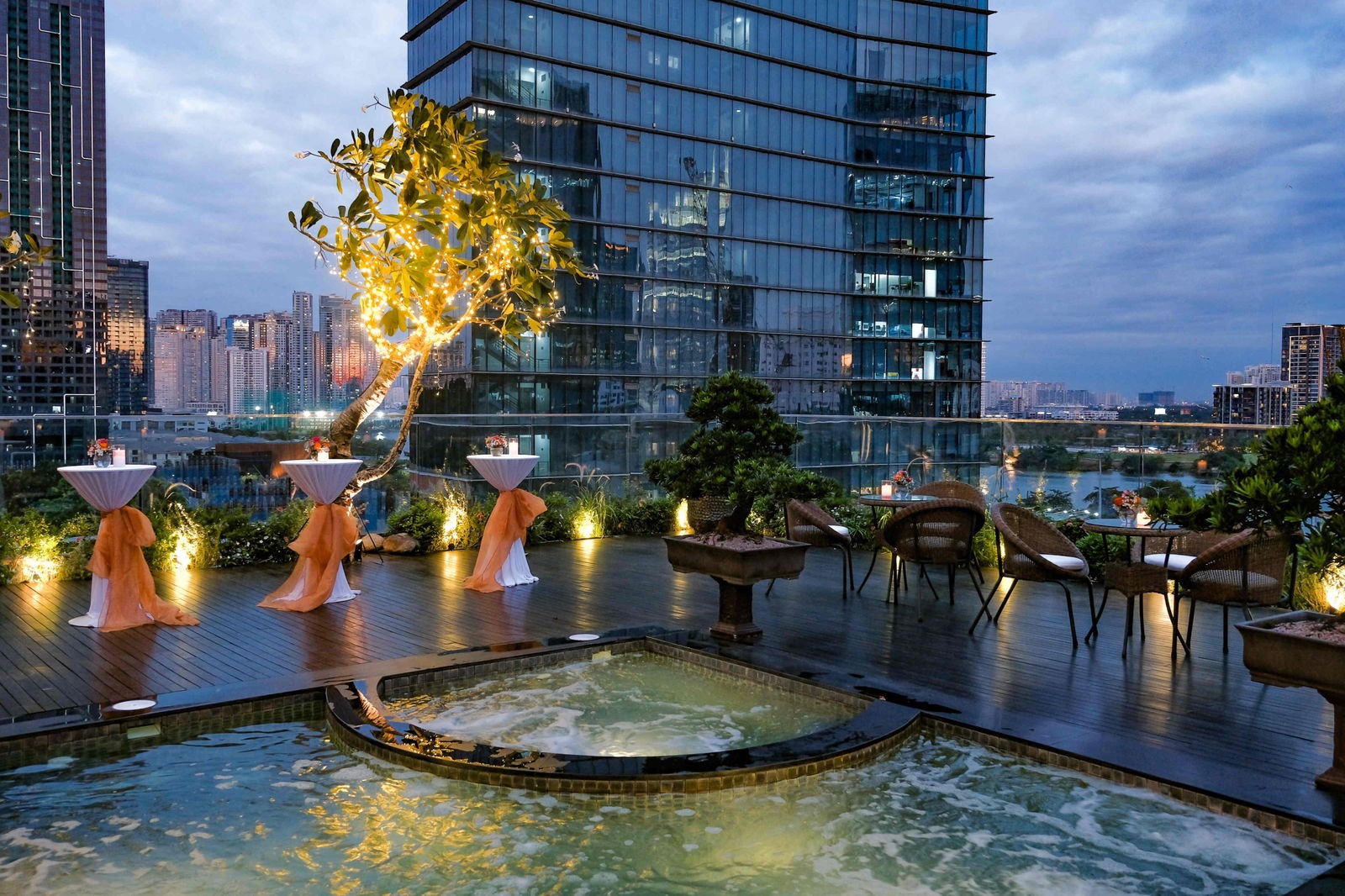Khu vực Rooftop Bar tại khách sạn Sài Gòn diễu binh