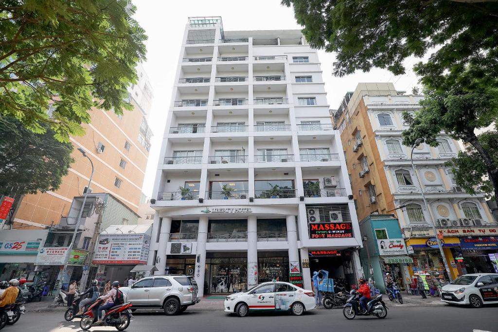 Khách sạn Liberty Saigon Parkview - Khách sạn Sài Gòn xem diễu binh