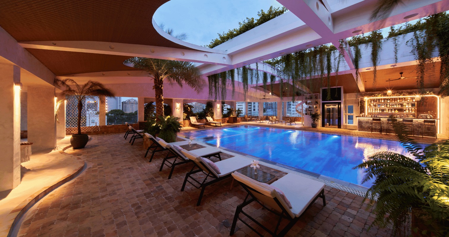 Rooftop Pool Bar tại khách sạn Sài Gòn diễu binh