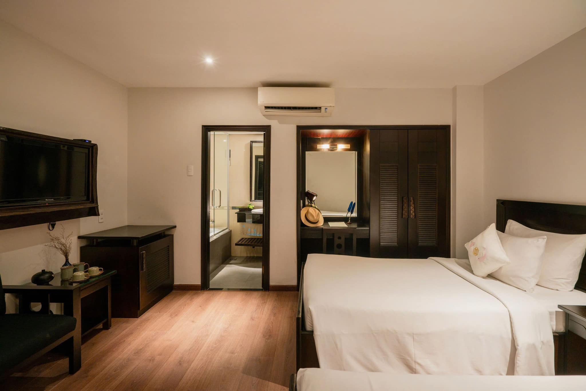 Phòng nghỉ Cochin Zen Sài Gòn thiết kế tông trầm