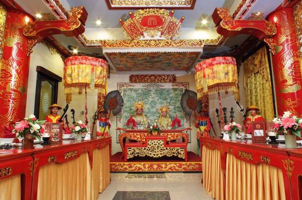 Không gian phòng ngủ phong cách hoàng gia Pháp tại khách sạn Saigon Morin Huế