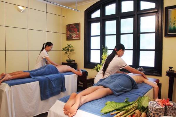 Nhà hàng sân vườn lãng mạn tại khách sạn Saigon Morin Huế Khu vực nhà hàng ẩm thực ngoài trời tại khách sạn Saigon Morin Huế