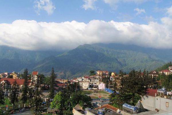 Tầm nhìn tuyệt đẹp từ ban công Khách sạn Fansipan View Sapa.