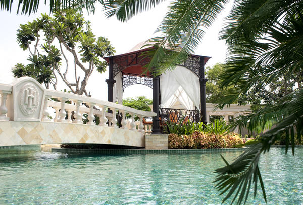 Chiếc cầu bắc qua giữa hồ bơi
