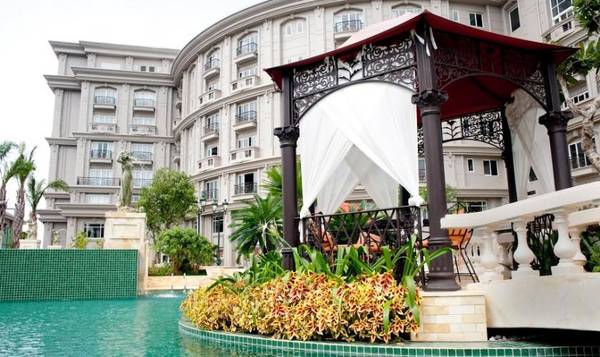 Chiếc cầu bắc qua giữa hồ bơi