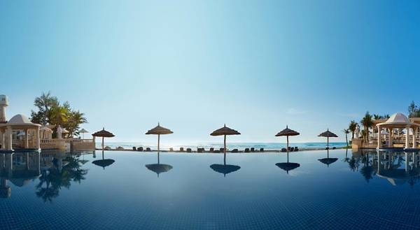 Khu Beach Club với hồ bơi sát biển Khu Beach Club với hồ bơi sát biển