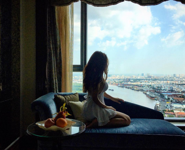 Hồ bơi ngoài trời tại khách sạn The Reverie Sài Gòn