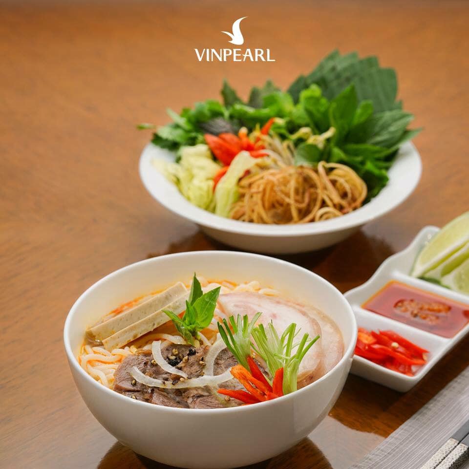 Bàn tiệc sang trọng tại nhà hàng khách sạn Vinpearl Huế Bàn tiệc sang trọng tại nhà hàng khách sạn Vinpearl Huế