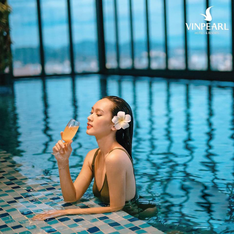 Khu vực nghỉ ngơi thư giãn bên bể bơi khách sạn Vinpearl Huế Khu vực nghỉ ngơi thư giãn bên bể bơi khách sạn Vinpearl Huế
