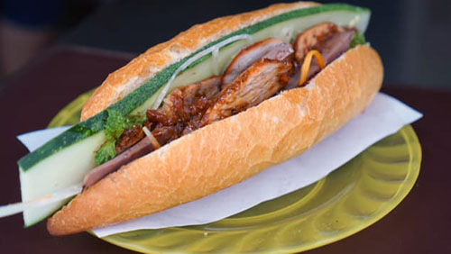 Nguyên liệu làm bánh luôn được chọn từ những loại thịt ba chỉ thơm ngon nhất. Bánh mì ở đây có nhiều loại rau thơm như húng quế, bạc hà, hành lá và tương ớt tự làm. Ảnh: CNN.