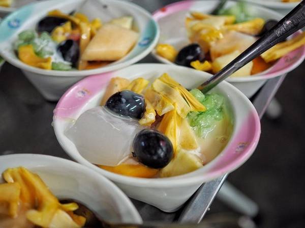 Món ngon Hà Nội - Hoa quả dầm tươi mát