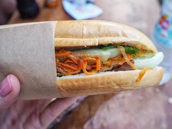 Món ngon Hà Nội - Bánh mì kẹp thịt giòn ngon