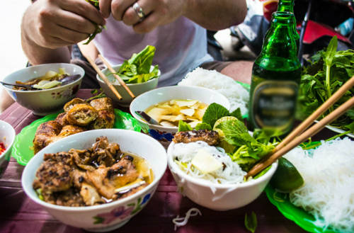 Thử bún chả ngay trên hè phố.