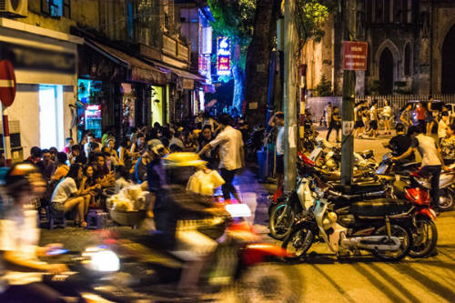 Con phố ăn uống tập nập ở Hà Nội.