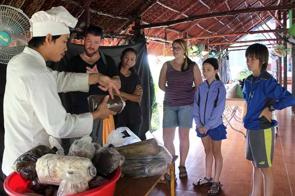 Du lịch Sài Gòn - Đoàn khách du lịch đang học cách trồng các loại nấm