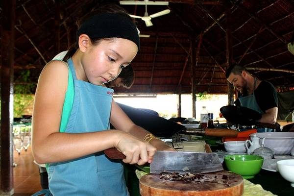 Du lịch Sài Gòn - Đầu bếp sẽ hướng dẫn du khách cách cắt các loại rau, củ sao cho đúng cách