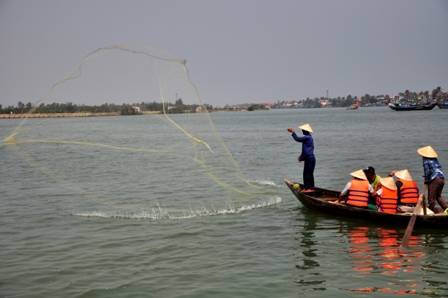 Du khách Tây tham gia tour ngư dân Hội An