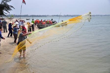 Thực hành quăng chài tour ngư dân Hội An