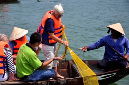 Du khách Tây trải nghiệm tour ngư dân Hội An Du khách Tây trải nghiệm tour ngư dân Hội An