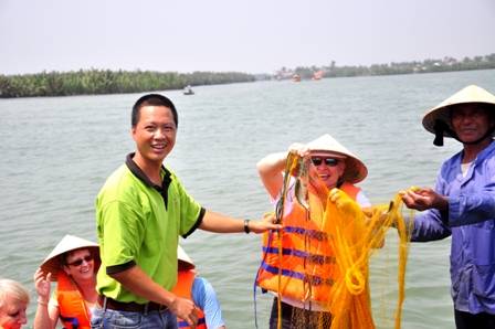 Du khách thích thú với cá bắt được tour ngư dân Hội An Du khách thích thú với cá bắt được tour ngư dân Hội An