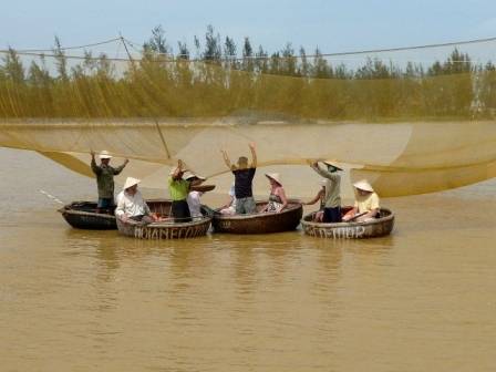 Thu hoạch cá tour ngư dân Hội An