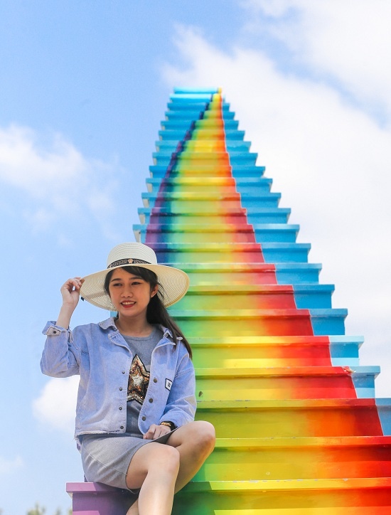 Cầu vồng chân mây tại công viên Đầm Sen