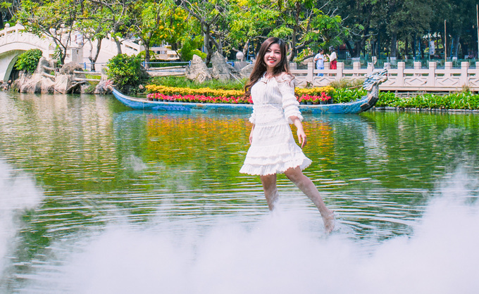 Cầu kính tàng hình tại công viên Đầm Sen