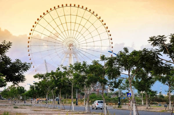 “Vòng quay Mặt trời – Sun Wheel” có thể chở tối đa 384 hành khách trên 64 cabin với vận tốc 15 phút/vòng Du lich Da Nang