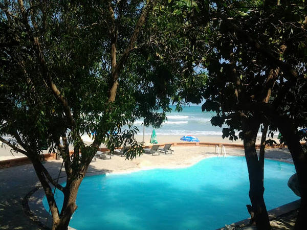 Hồ bơi sát biển tại Wild Beach Resort trên bán đảo Hòn Hèo