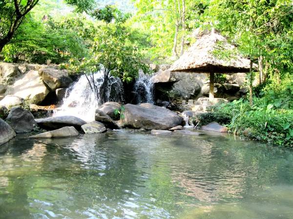 Suối Hoa Lan thơ mộng chảy qua bán đảo Hòn Hèo