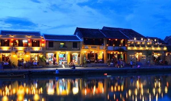 Hội An lặng lẽ trên sông Hoài.