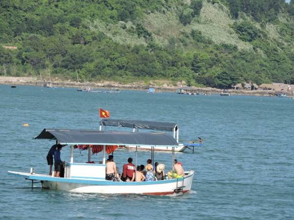 Ngắm san hô và du thuyền trên bãi Rạng Đà Nẵng