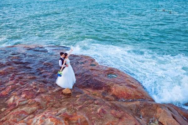 Bãi Tiên là điểm chụp ảnh cưới của nhiều đôi uyên ương. Ảnh: TuanHuynh Photo.