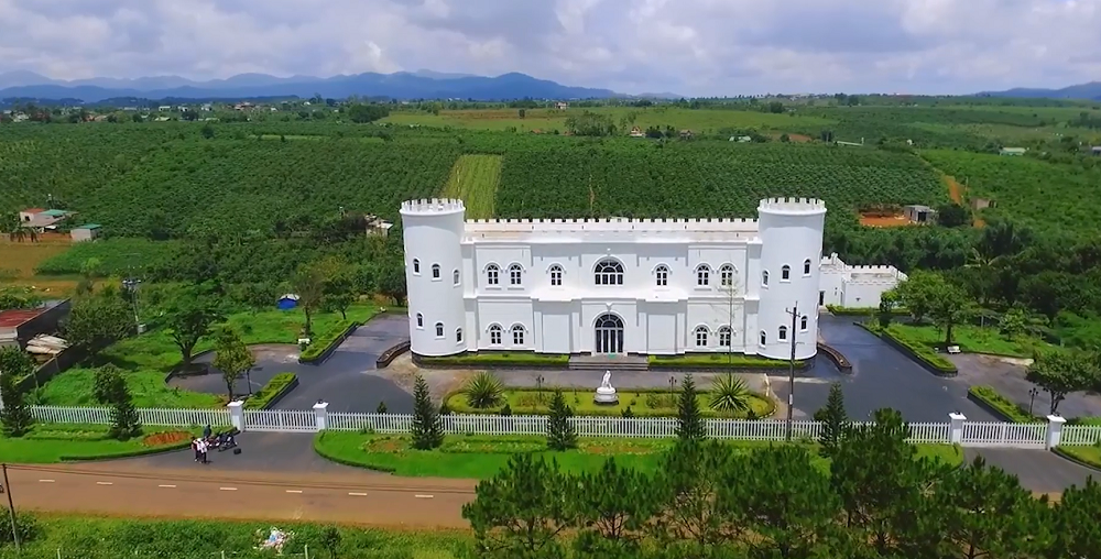 Hồ nước yên bình tại Bảo Lộc