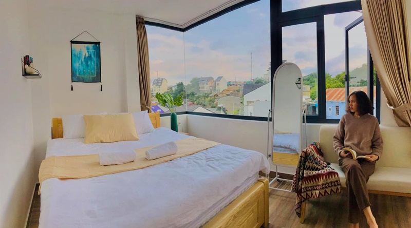 Phòng ngủ homestay Đà Lạt Cafe View House hướng nhìn phố