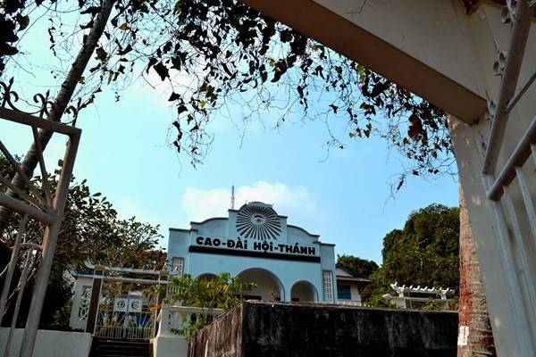 Cao Đài Hội Thánh lưng tựa núi với nhiều cây cổ thụ