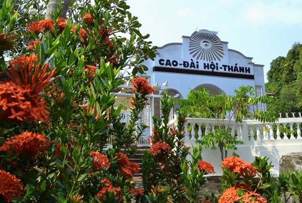 ...và rực rỡ trong màu hoa từ bàn tay con người chăm chút...