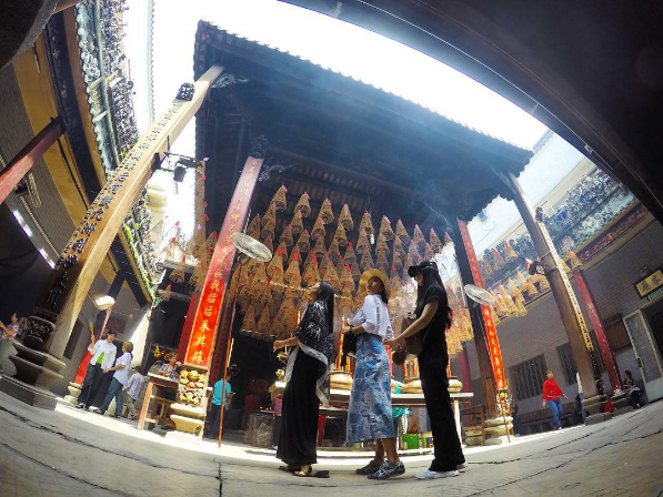 Biển hiệu song ngữ tại Chinatown Sài Gòn