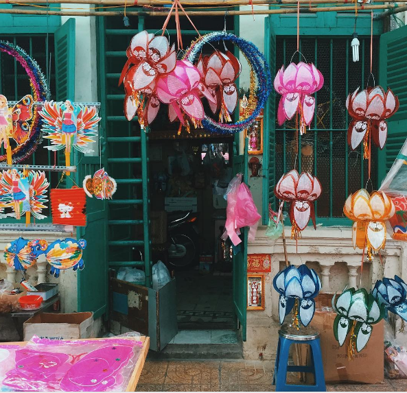 Cửa hàng hai bên đường Chinatown Sài Gòn