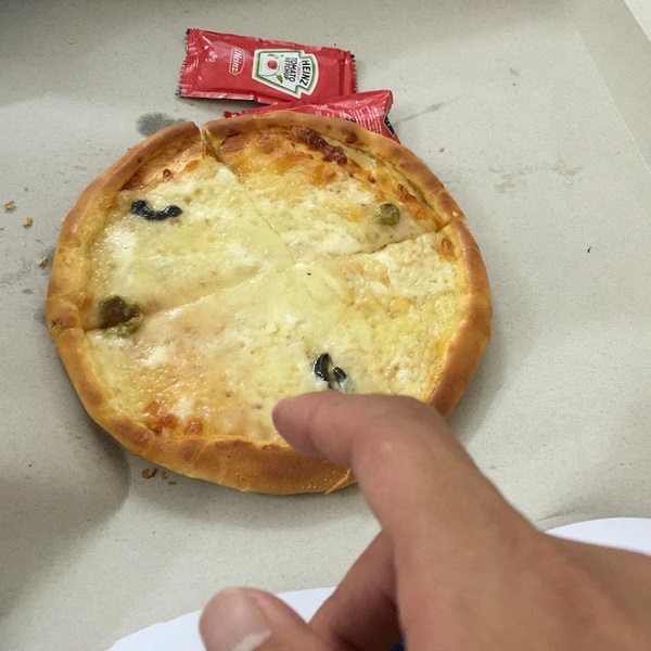 Cầu thủ U23 ăn pizza