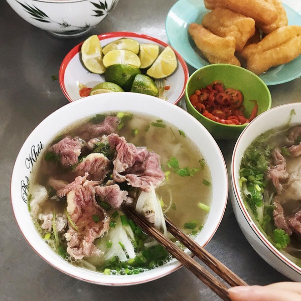Bát phở bò đầy đặn tại quán Khôi Hói