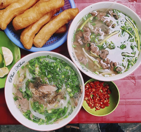 Không gian quán Phở Khôi Hói trên phố Hàng Vải