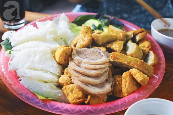 Không gian quán bún đậu cô Tuyến ngõ Hàng Khay