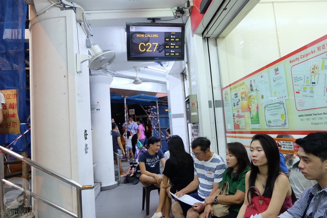 Máy lấy số và bảng điện tử bên ngoài quán dimsum Singapore