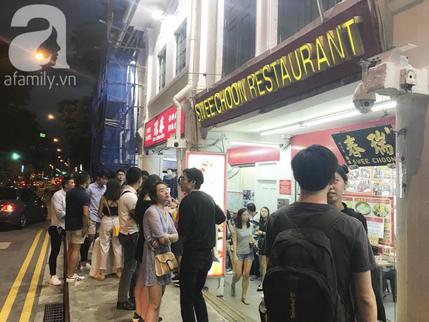Hàng dài người chờ bàn tại quán dimsum Singapore Swee Choon
