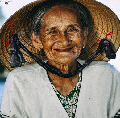 Cụ Hai Xong, 89 tuổi, chèo thuyền bên dòng Thu Bồn