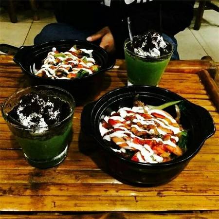 Mì đen sốt đậm đà tại khu phố Xã Đàn giá 35.000 đồng