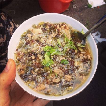 kham-pha-khu-pho-an-uong-dMột bát bánh đúc nóng thế này có giá 15.000 đồng, trông “nhỏ mà có võ”, ăn no căng bụng luôn nhé. (Ảnh: Internet)