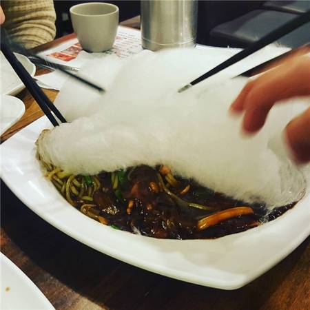 Đầu bếp chỉ đặt một lớp kẹo bông dày lên trên dĩa mì tương đen